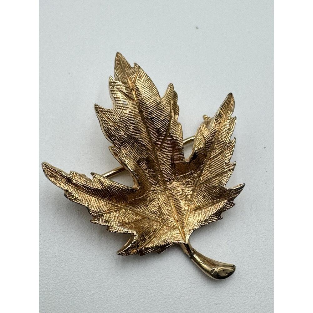 Vintage Avon Gold Tone Maple Leaf Brooch Pin Signed #3527 Avon - Picture 4 of 4